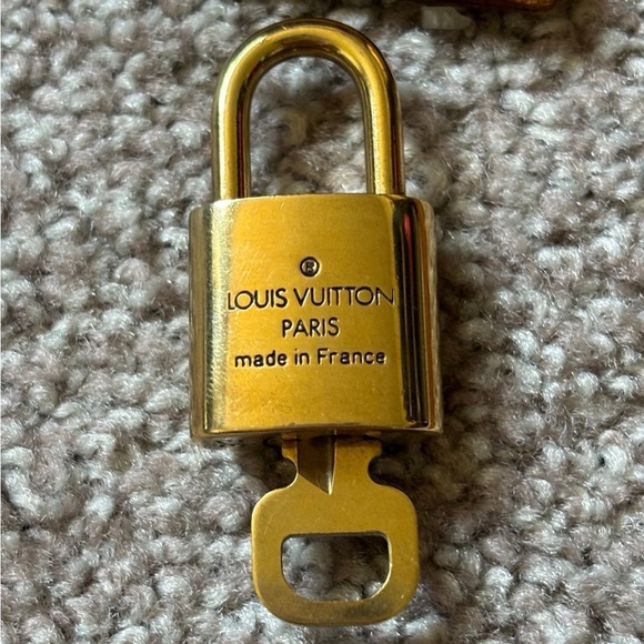 Louis Vuitton large luggage tag lock key 313 set - Picture 5 of 9